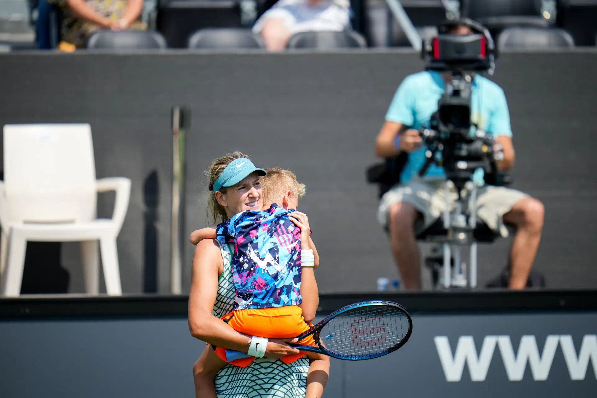 Victoria Azarenka com o filho, Leo, após um encontro em 2023