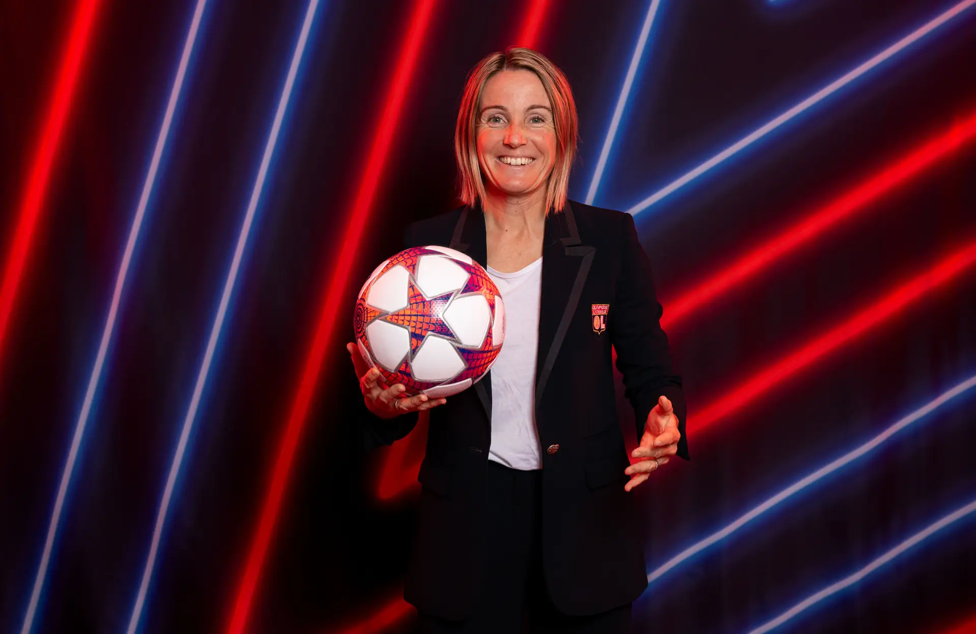 Sonia Bompastor, a filha de benfiquistas que treina o Lyon e veio de uma casa onde até “as chávenas para beber café eram do Benfica”