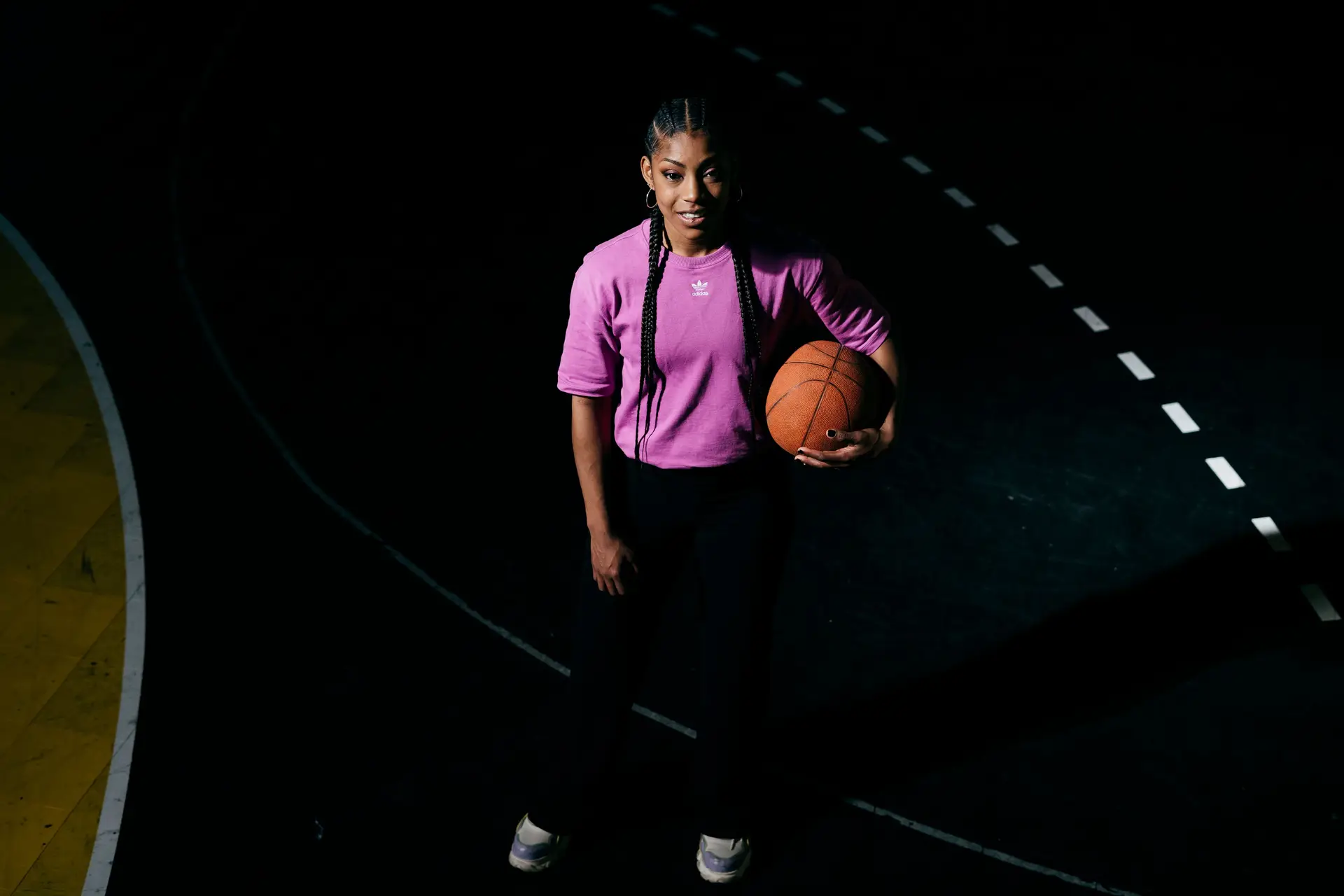 Márcia Costa foi a melhor basquetebolista em Portugal da última década. Também é mãe e leva o filho para os treinos