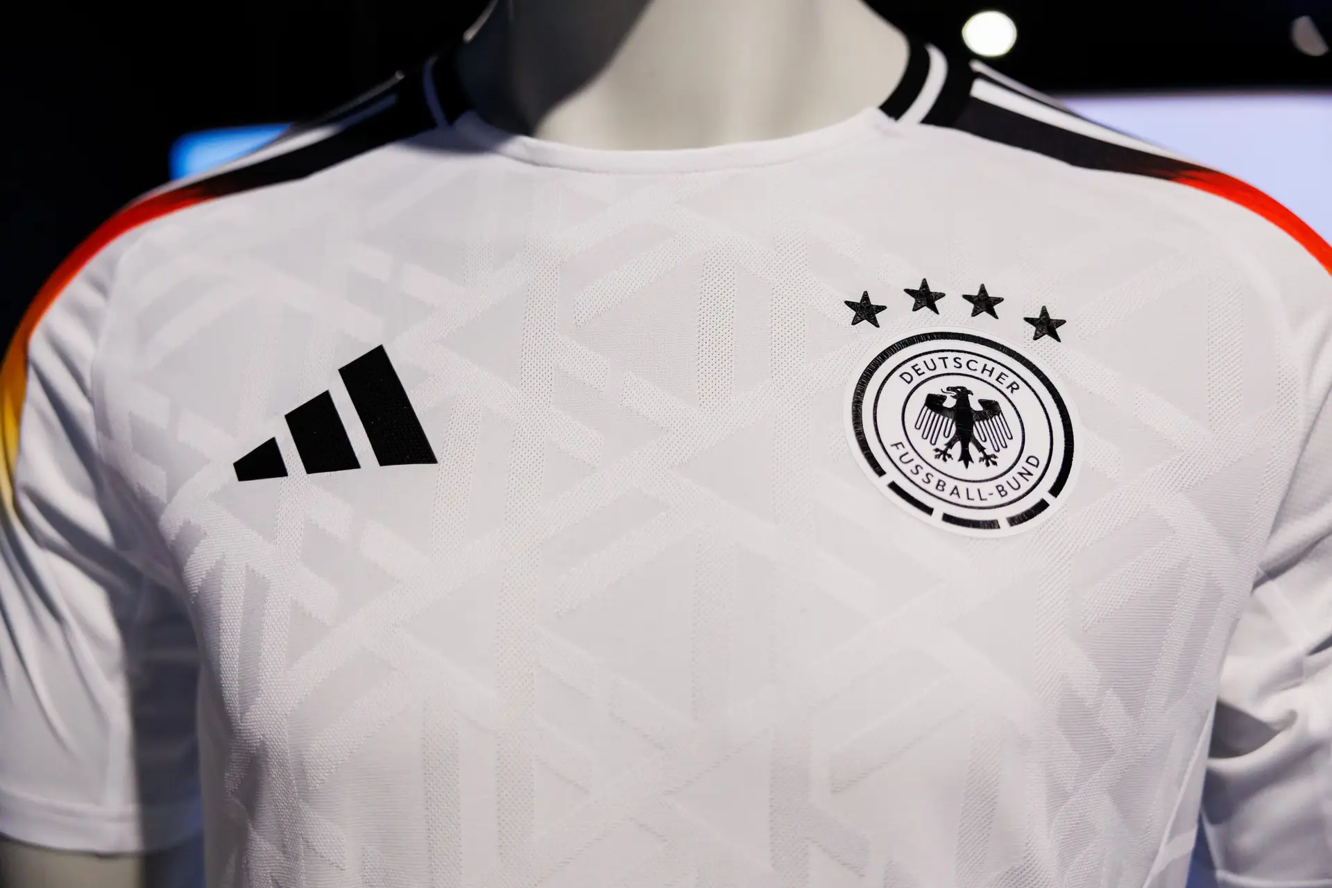 A Adidas equipa a seleção alemã desde pouco antes do Mundial de 1954, o primeiro dos quatro que conquistou.