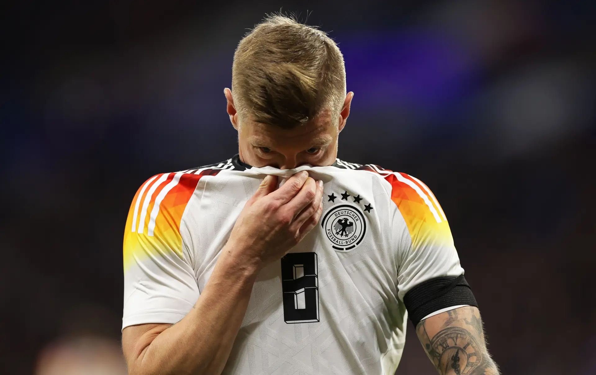 Toni Kroos voltou a jogar futebol pela Alemanha. E a Alemanha, mais do que ganhar, fartou-se de jogar