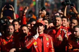 “Para o ano que vem estou desempregado, isto é capaz de ajudar”: Carlos Sainz e os Ferrari venceram na visita da Fórmula 1 à Austrália