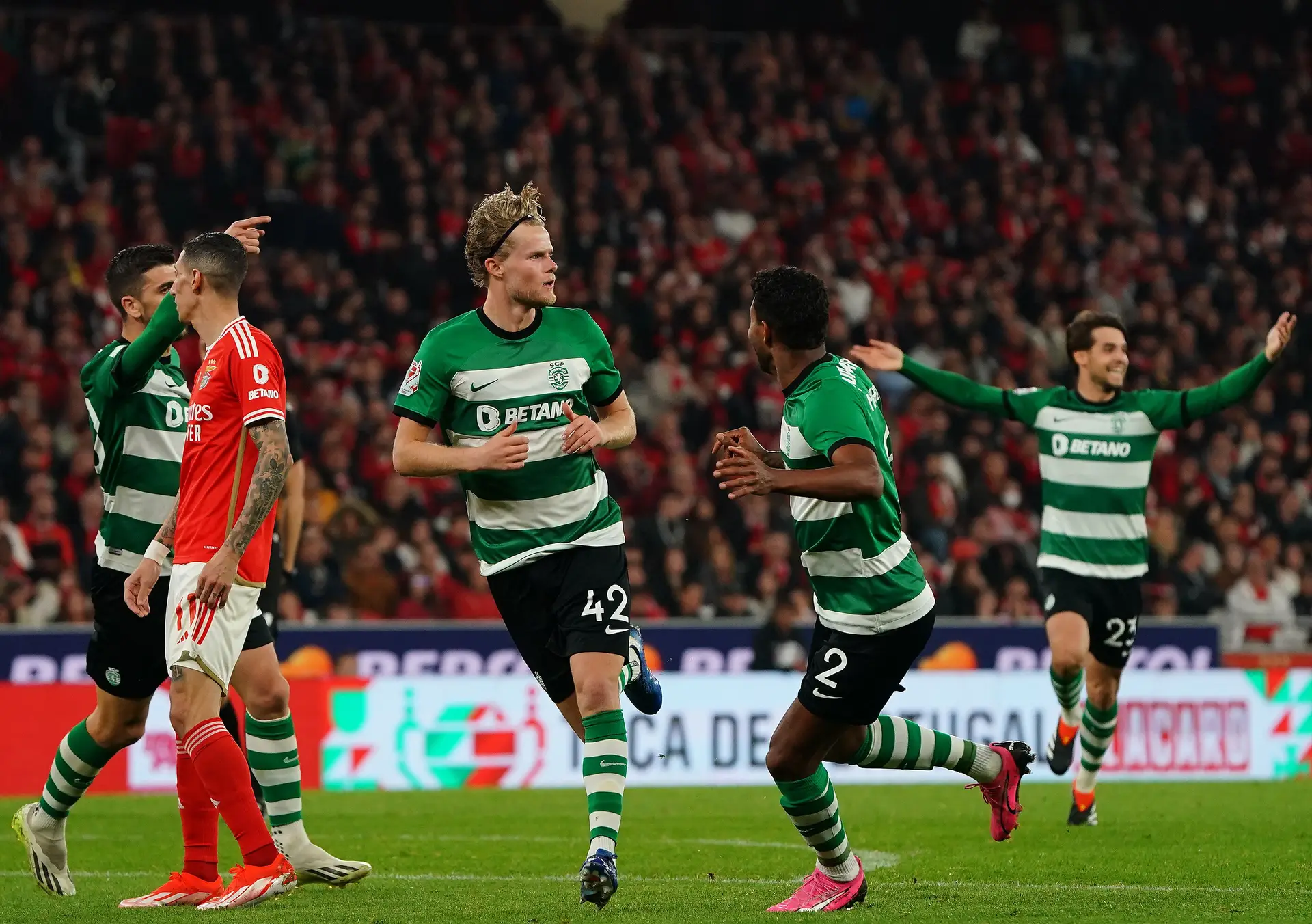 Sporting deu lição de como seguir em frente com ajuda do passado a um Benfica com o futuro perdido