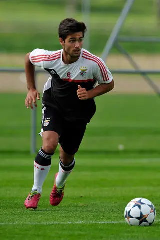 O médio fez toda a formação no clube da Luz