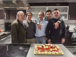 Filipe abraçado aos dois irmãos, com o sobrinho e o pai ao lado