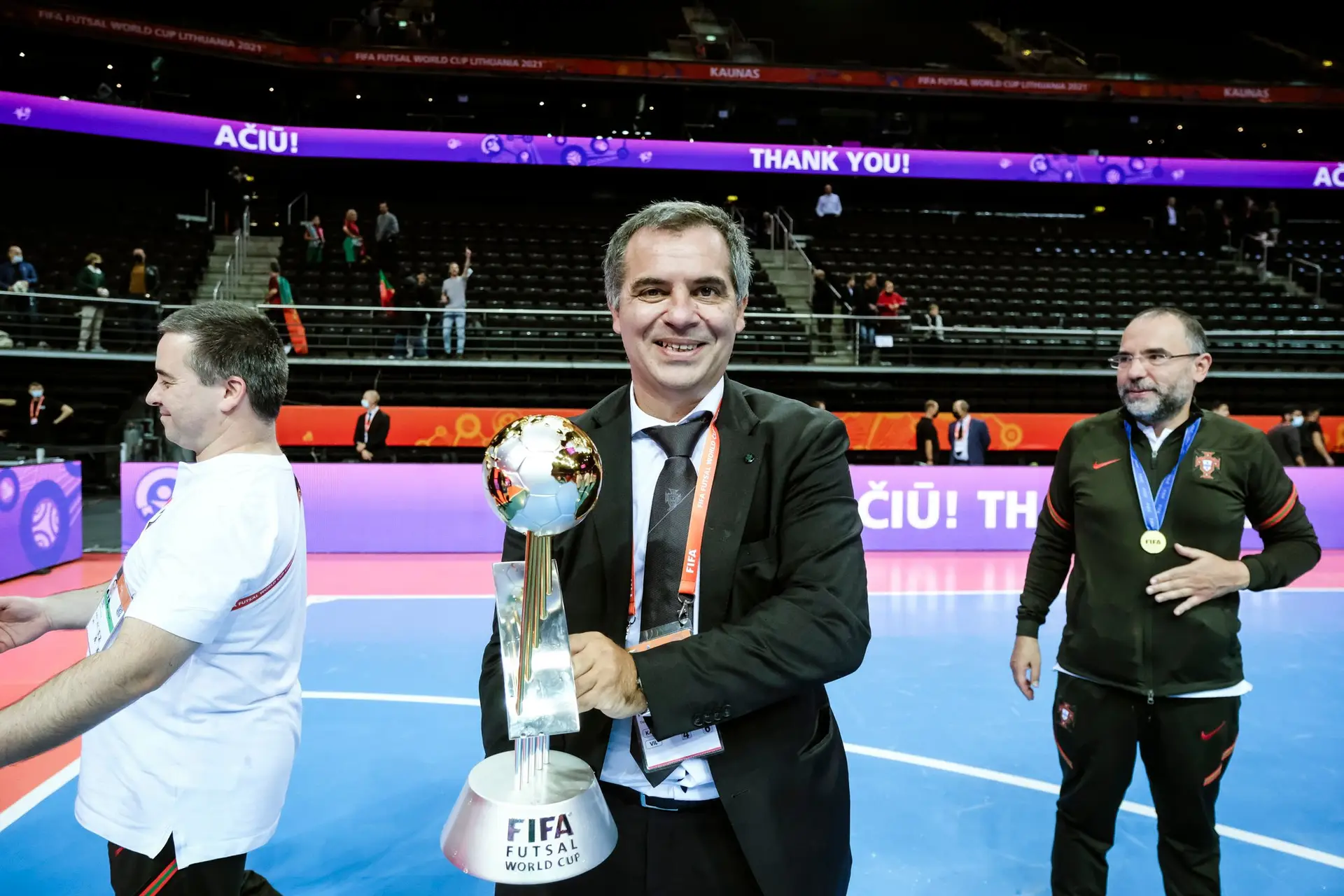 Pedro Dias, em 2021, com o troféu do Mundial de futsal conquistado pela seleção portuguesa.