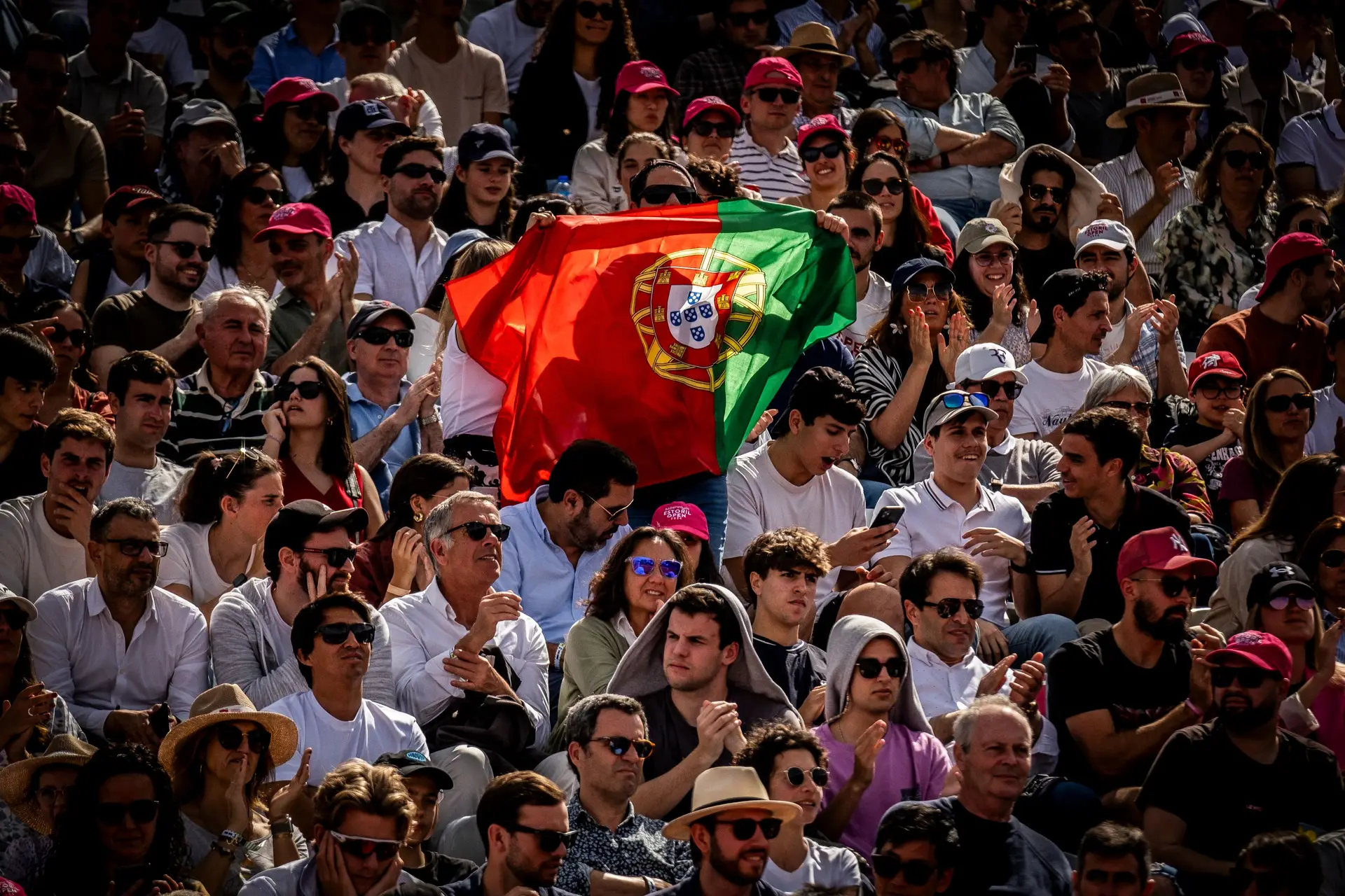 Perante um público que o seu adversário futebolizou, Nuno Borges ficou-se pelos ‘quartos’ do Estoril Open