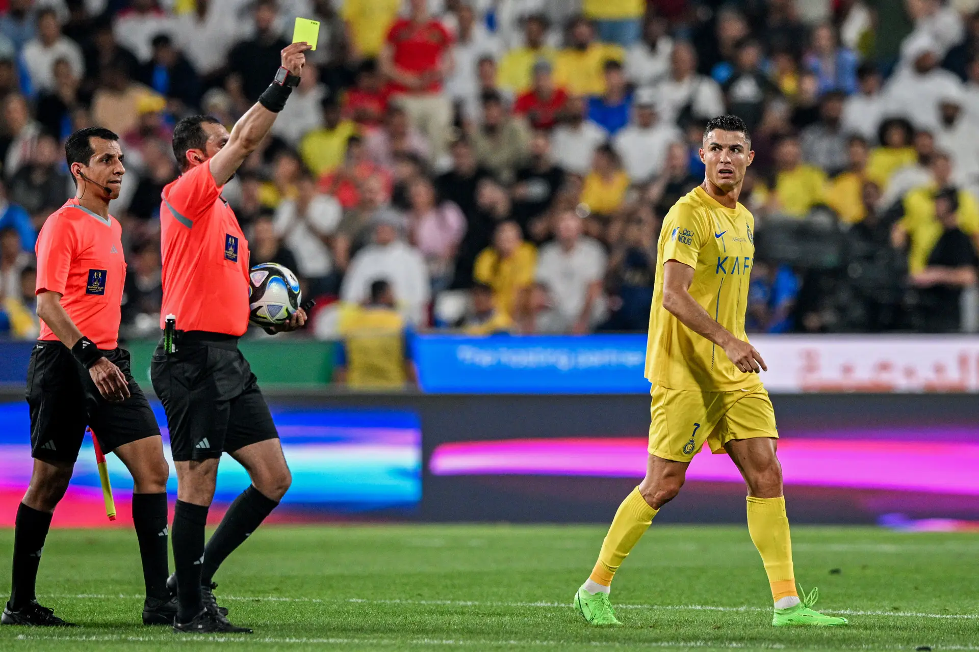 Ronaldo deu uma cotovelada, foi expulso e pediu palmas para o árbitro, mas Jesus defendeu-o: “O melhor do mundo não costuma perder”