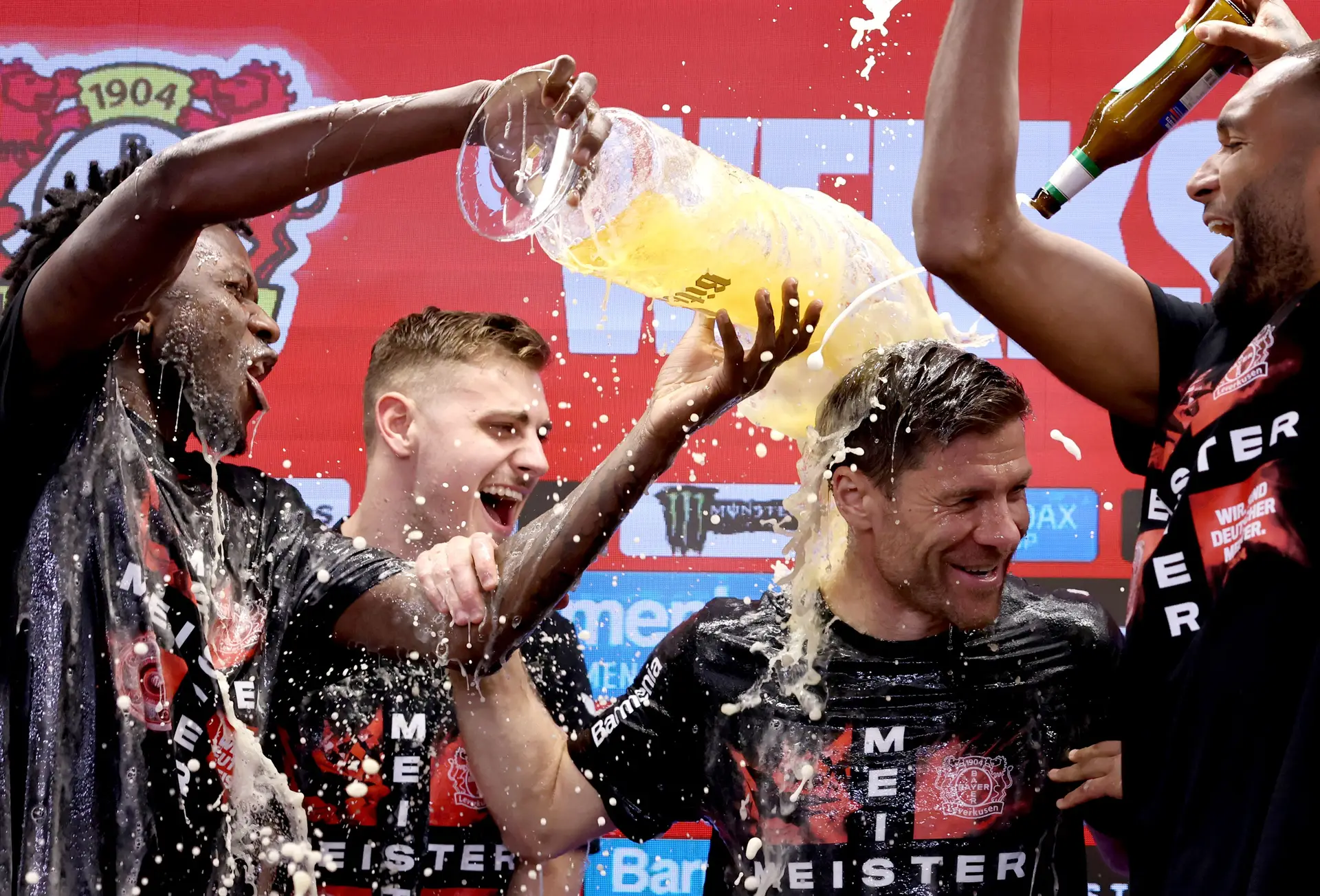 Invasão de campo, banhos de cerveja a Xabi, muita emoção: as imagens da festa do Bayer Leverkusen