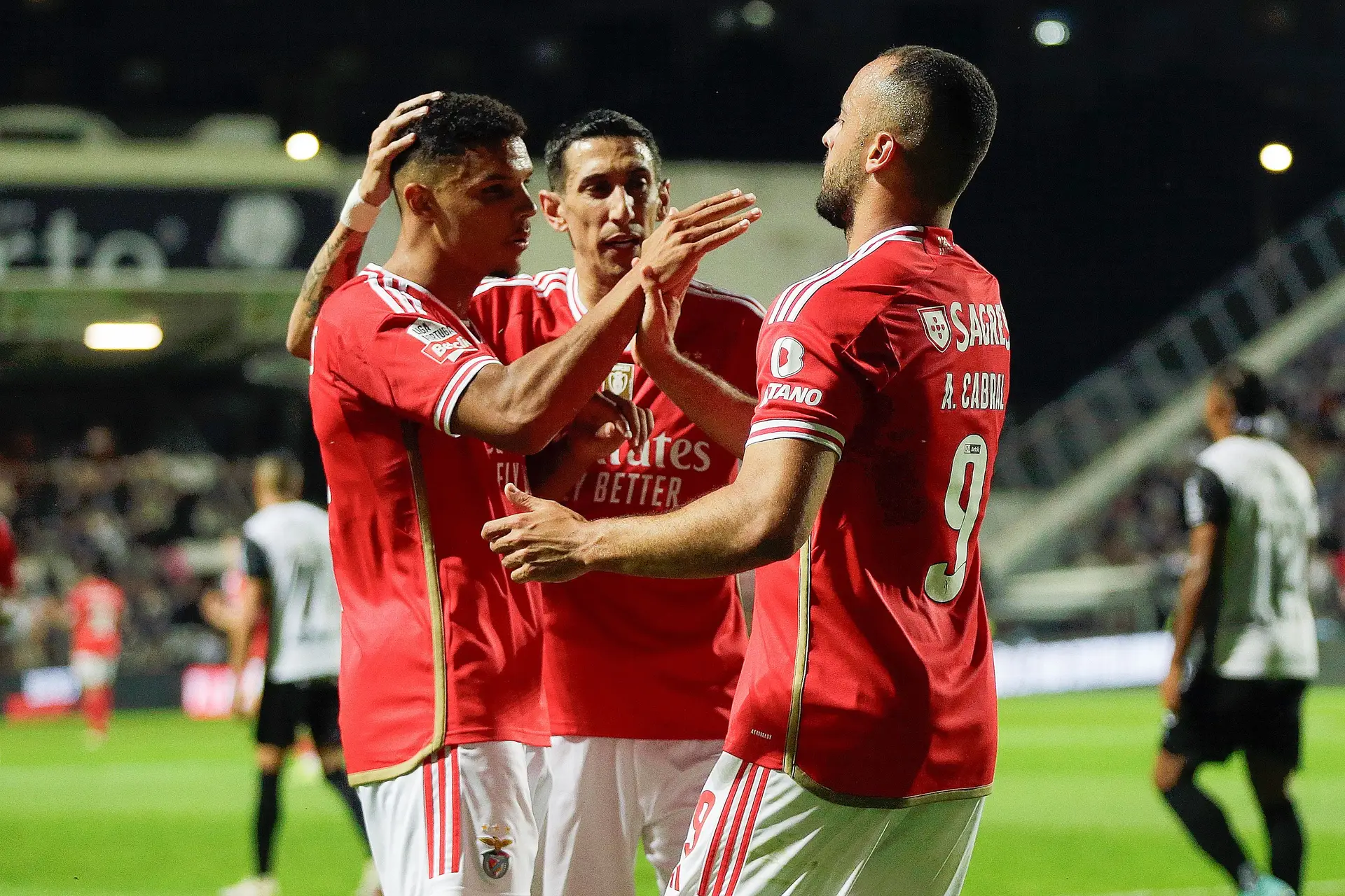 A catapulta de Di María lança o Benfica na revolta dos reforços