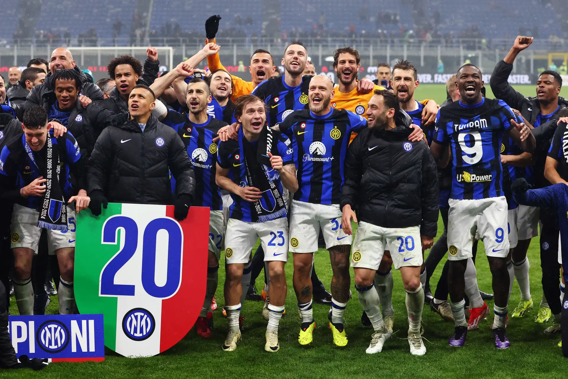 Inter de Milão é campeão italiano após vitória no dérbi com o AC Milan