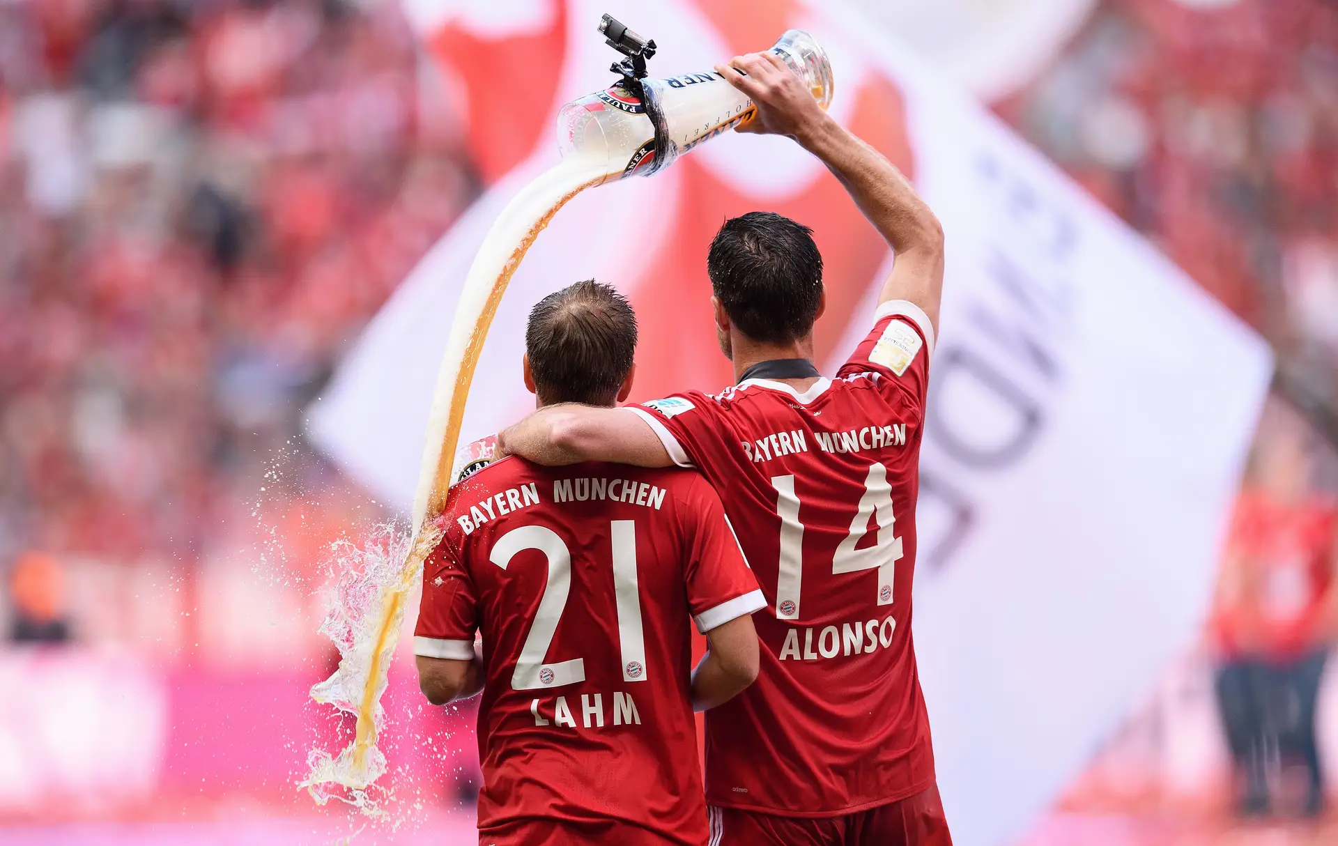 Xabi Alonso e Philipp Lahm foram companheiros de equipa no Bayern de Munique. Hoje, o espanhol treina o Bayer Leverkusen que conquistou o título alemão pela primeira vez.