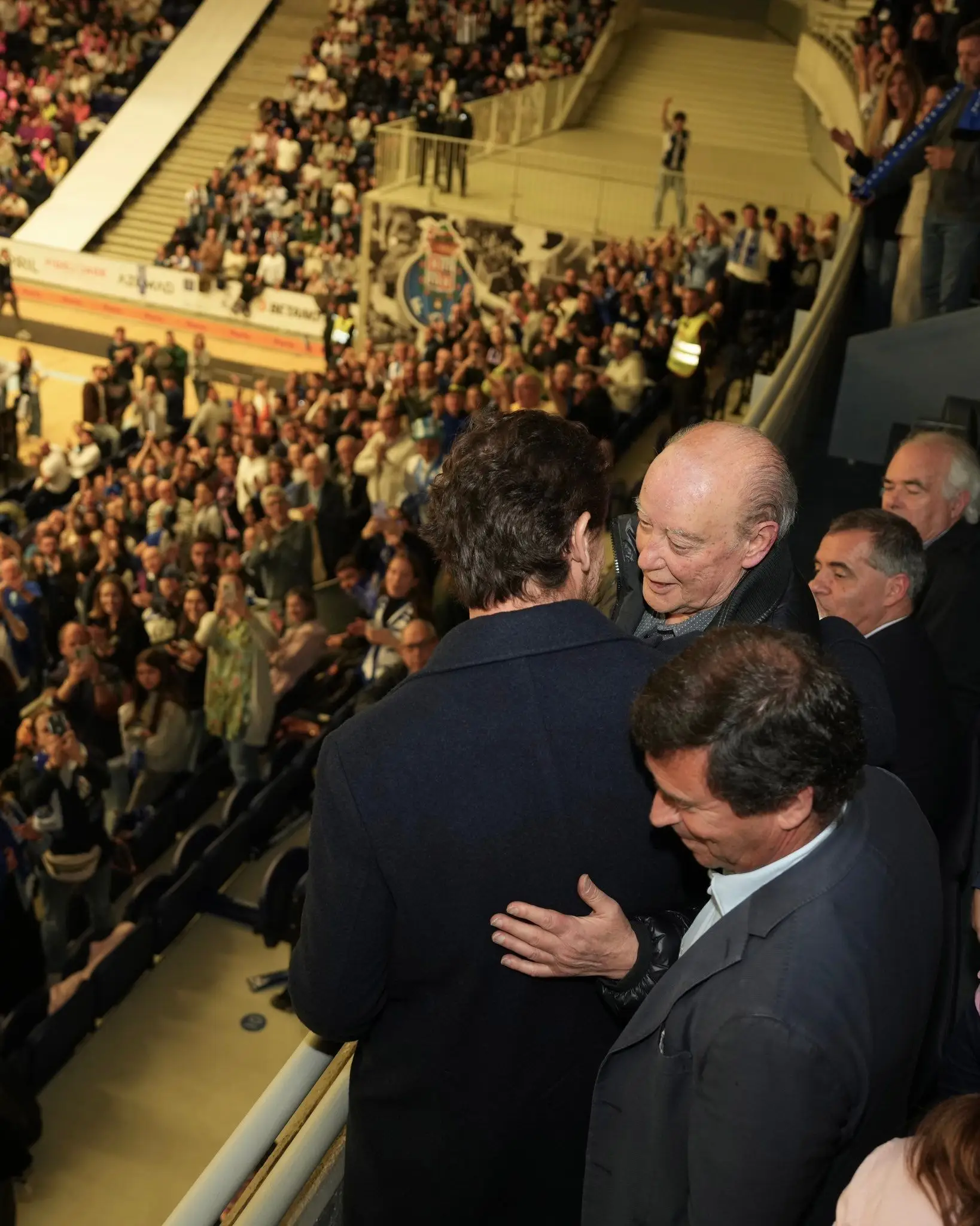 Pinto da Costa foi ao voleibol ver o seu último título como presidente do FC Porto, com direito a abraço a Villas-Boas