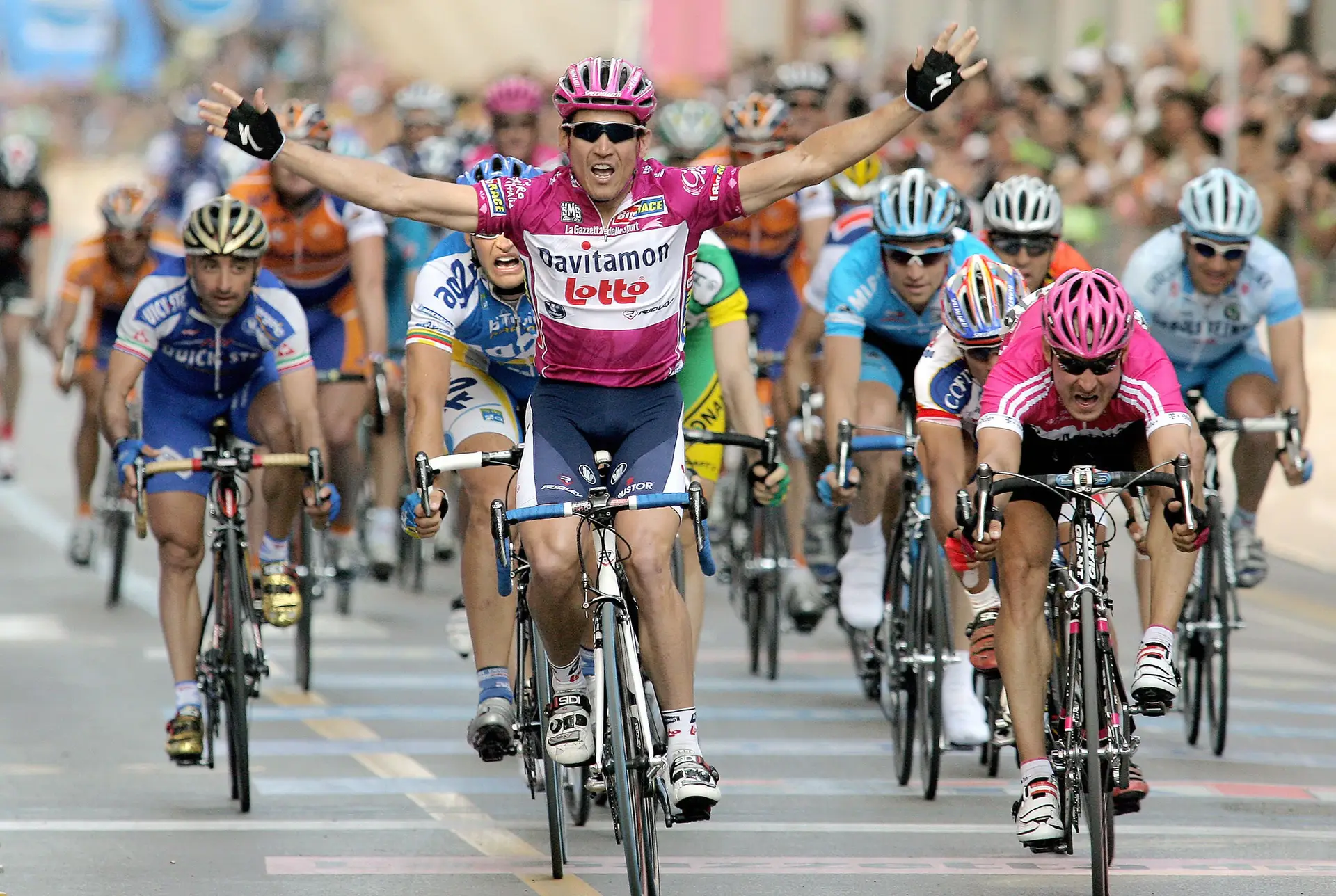Robbie McEwen a ganhar, de maglia rosa, no Giro 2006