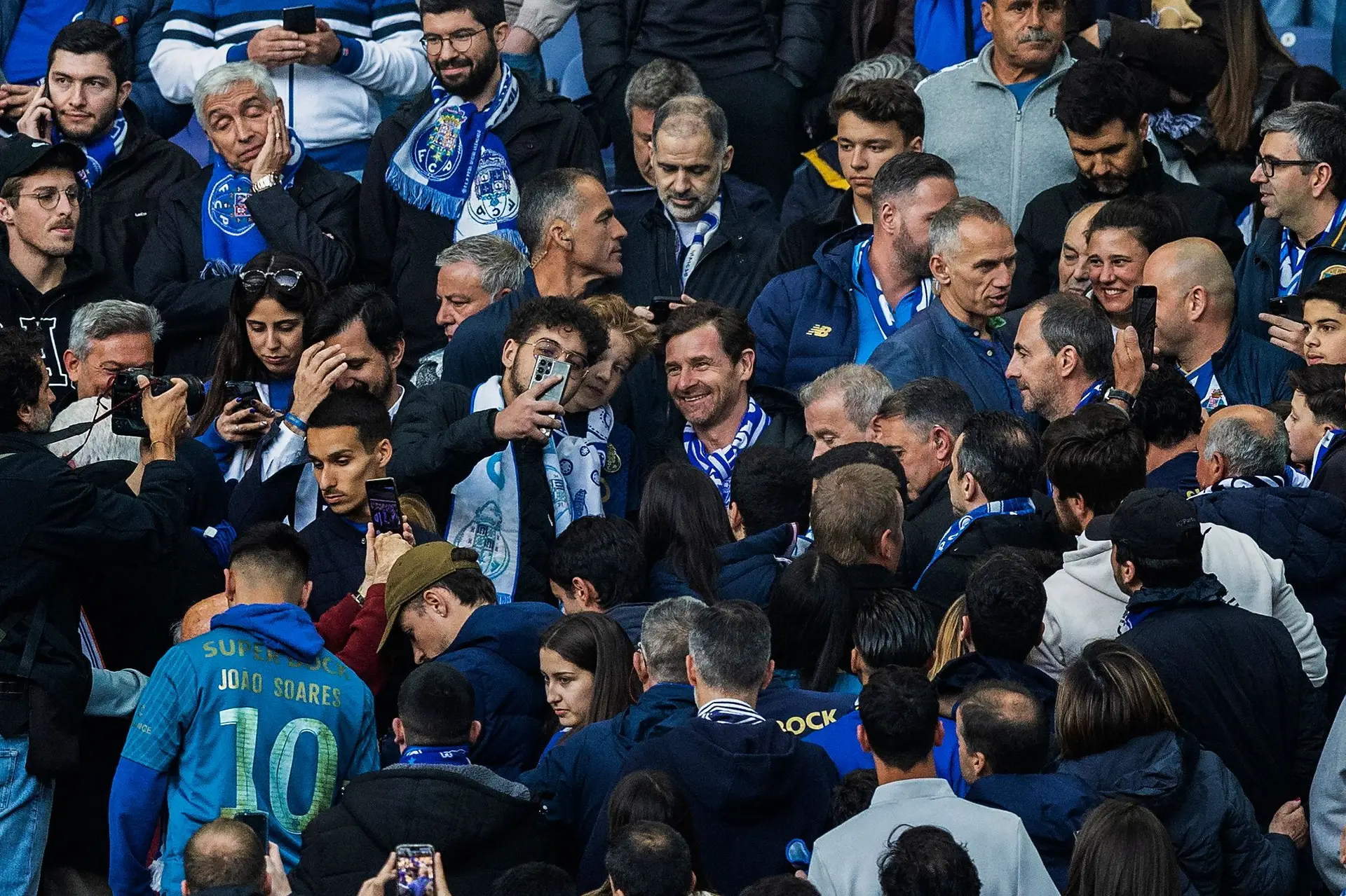 Reunião atrás de reunião, Villas-Boas tenta que algum administrador da SAD do FC Porto se demita para acelerar a passagem de testemunho