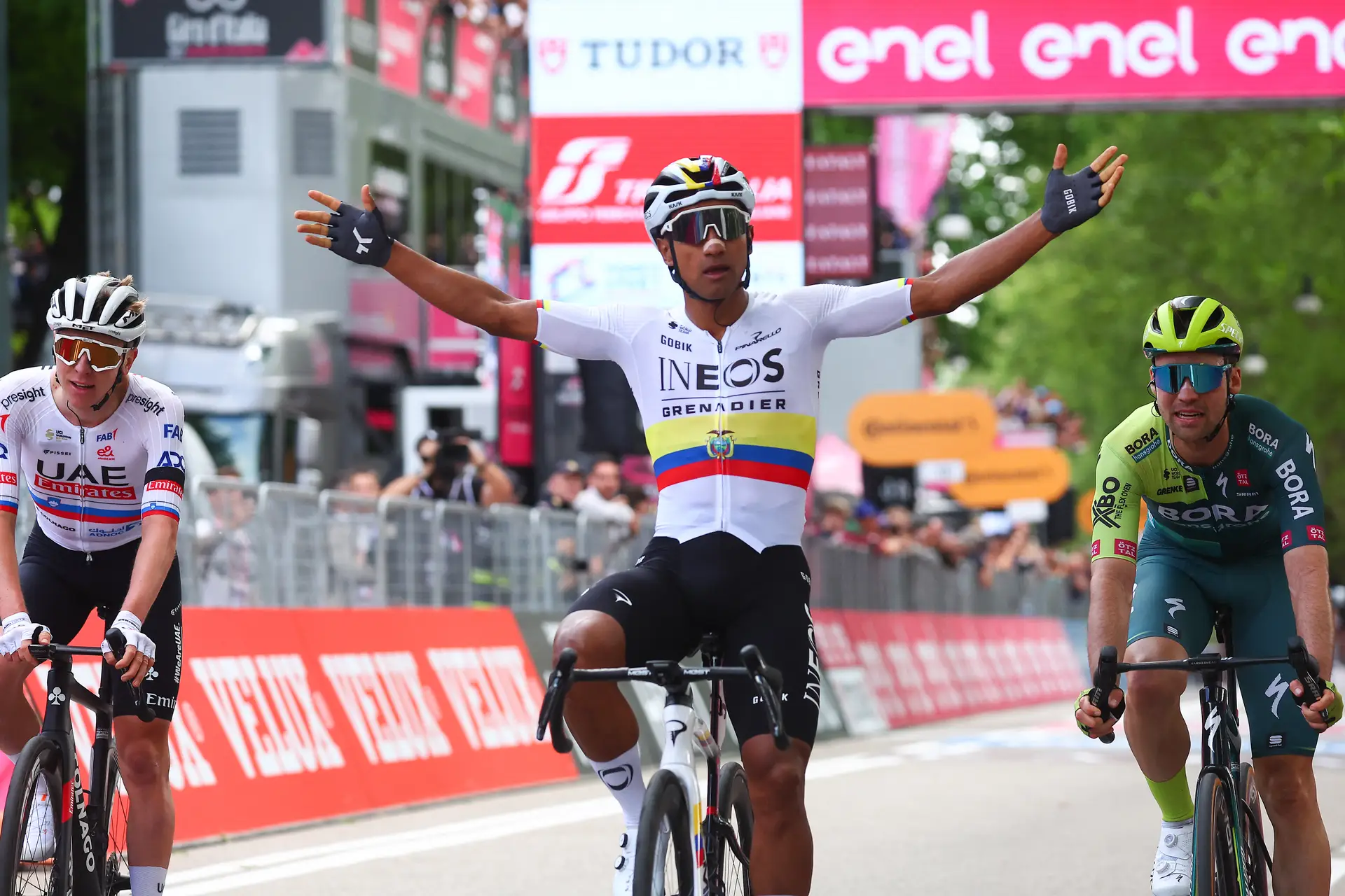 Narváez passou entre os pingos de humanidade de Pogacar para ser o primeiro a vestir-se de rosa no Giro