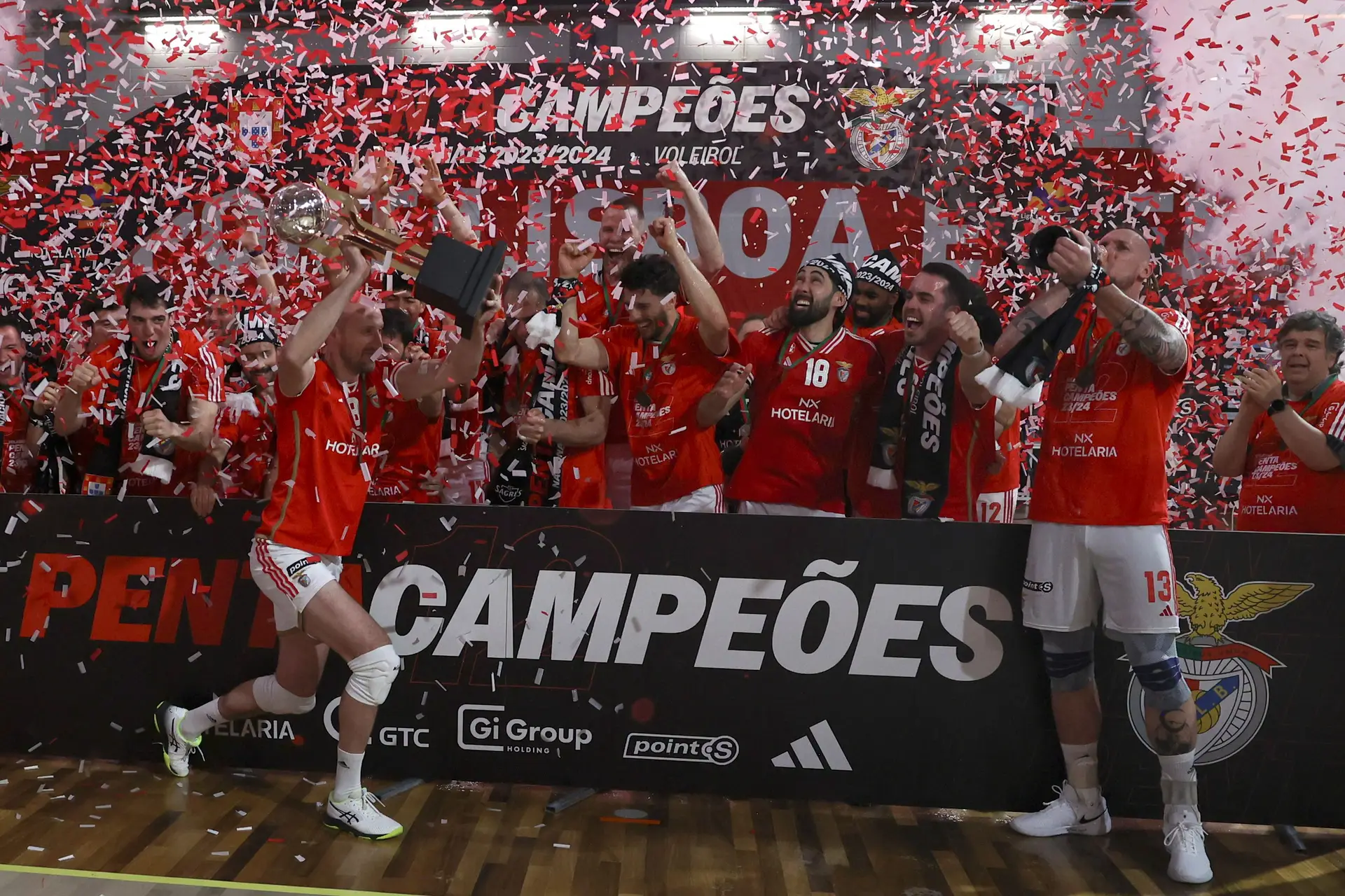No ano em que o Sporting voltou a dar luta, o Benfica sagrou-se pentacampeão nacional de voleibol