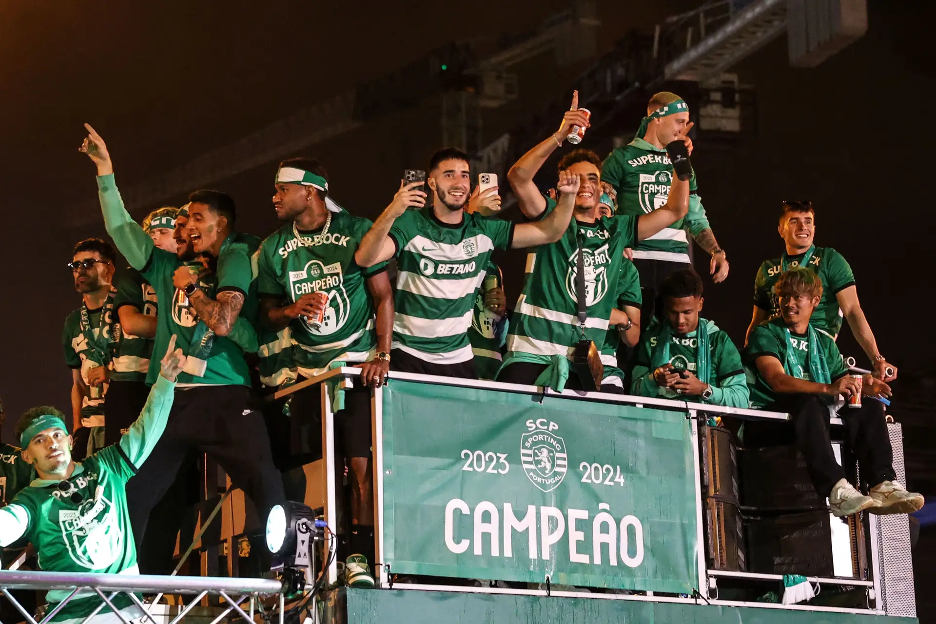 E agora? “Eu fico, tenho contrato com o Sporting”, disse Rúben Amorim. “Vamos continuar a ser felizes”, acrescentou Hugo Viana