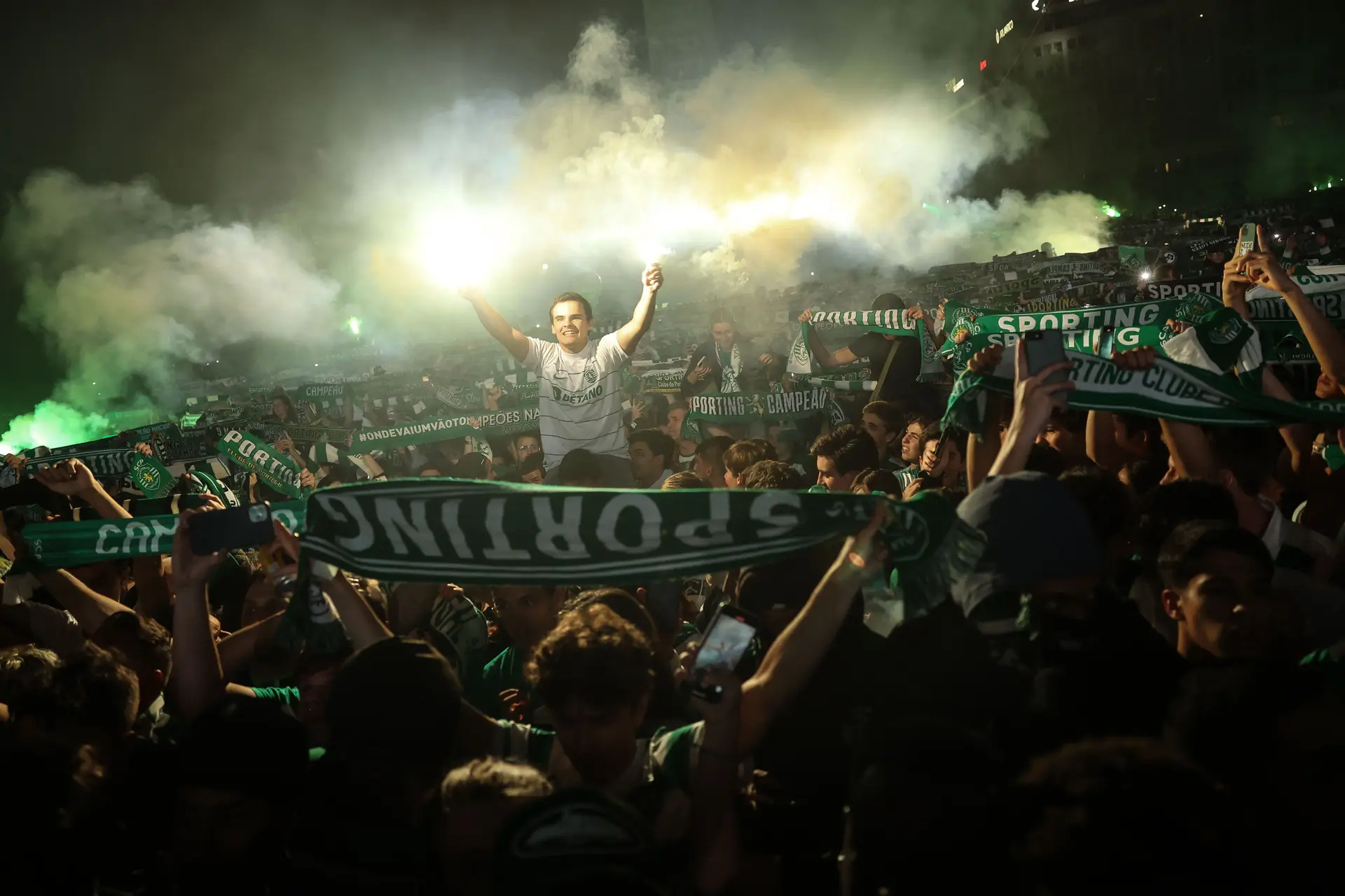Licenças especiais para sestas, a resiliência e o omnipresente Rúben Amorim: nas ruas de Lisboa pela noite dentro com a festa do Sporting
