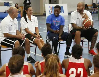 Carlos Barroca com Ticha Penicheiro, Nate Robinson e Carlos Boozer durante Basketball Without Borders