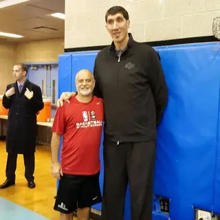 Com Gheorghe Muresan, um dos jogadores mais altos de sempre na NBA 