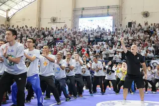 Carlos Barroca a dar uma aula de basquete para professores de Educação Física