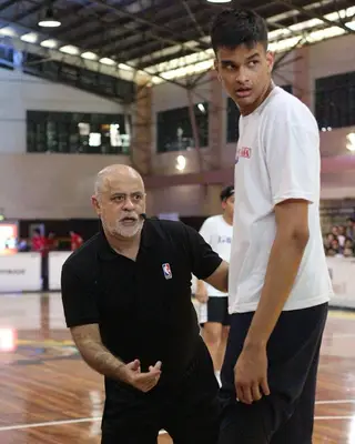 O técnico português a fazer uma das coisas que mais gosta: ensinar basquetebol a jovens