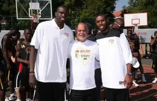 Barroca com Luol Deng (à esquerda), ex-jogador da NBA e presidente da federação de basquete do Sudão