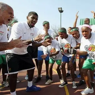 Barroca com Kirie Erving durante um Basketball Without Borders a África do Sul