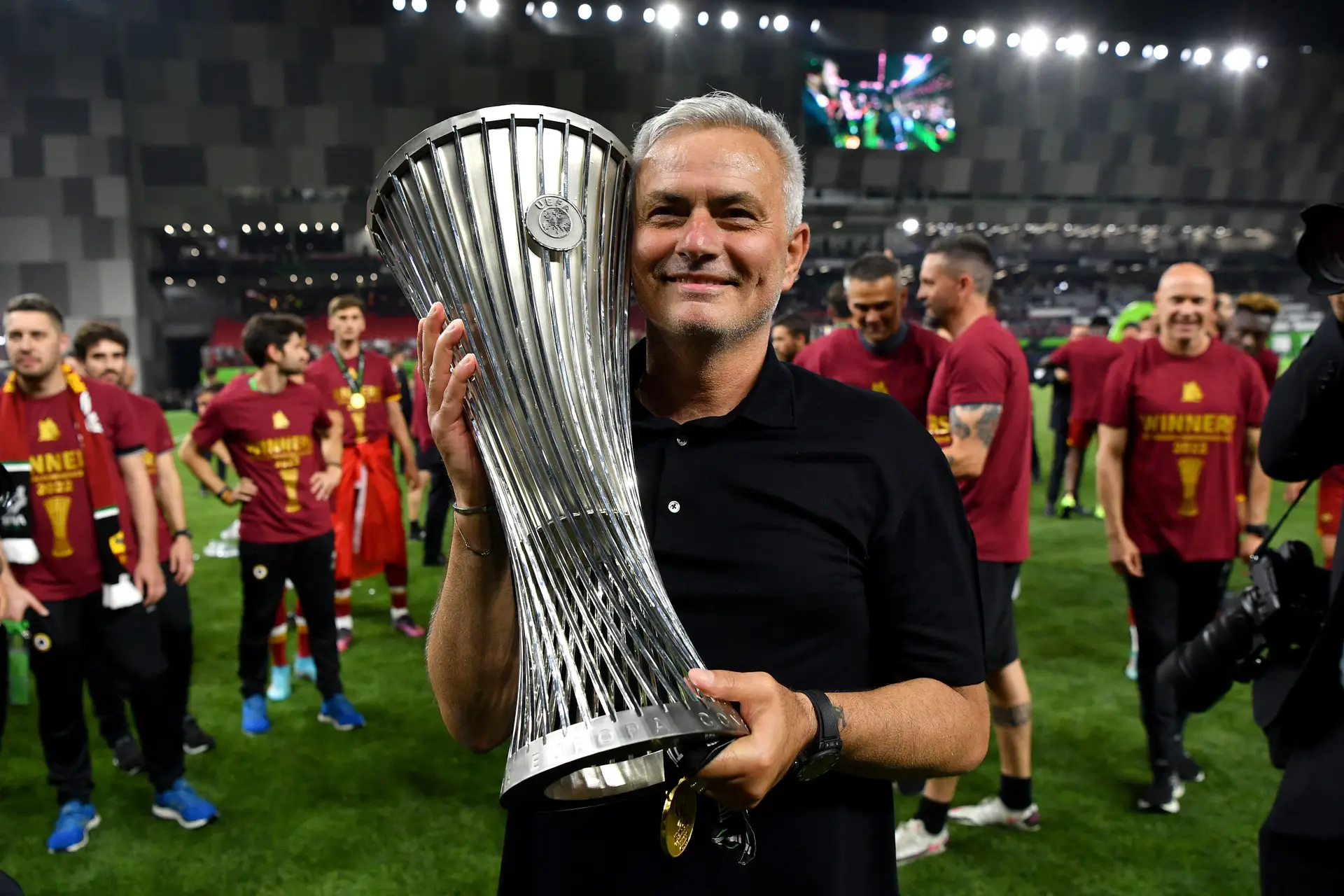José Mourinho com o troféu da Liga Conferência, o último título que ganhou, com a AS Roma, em 2022.