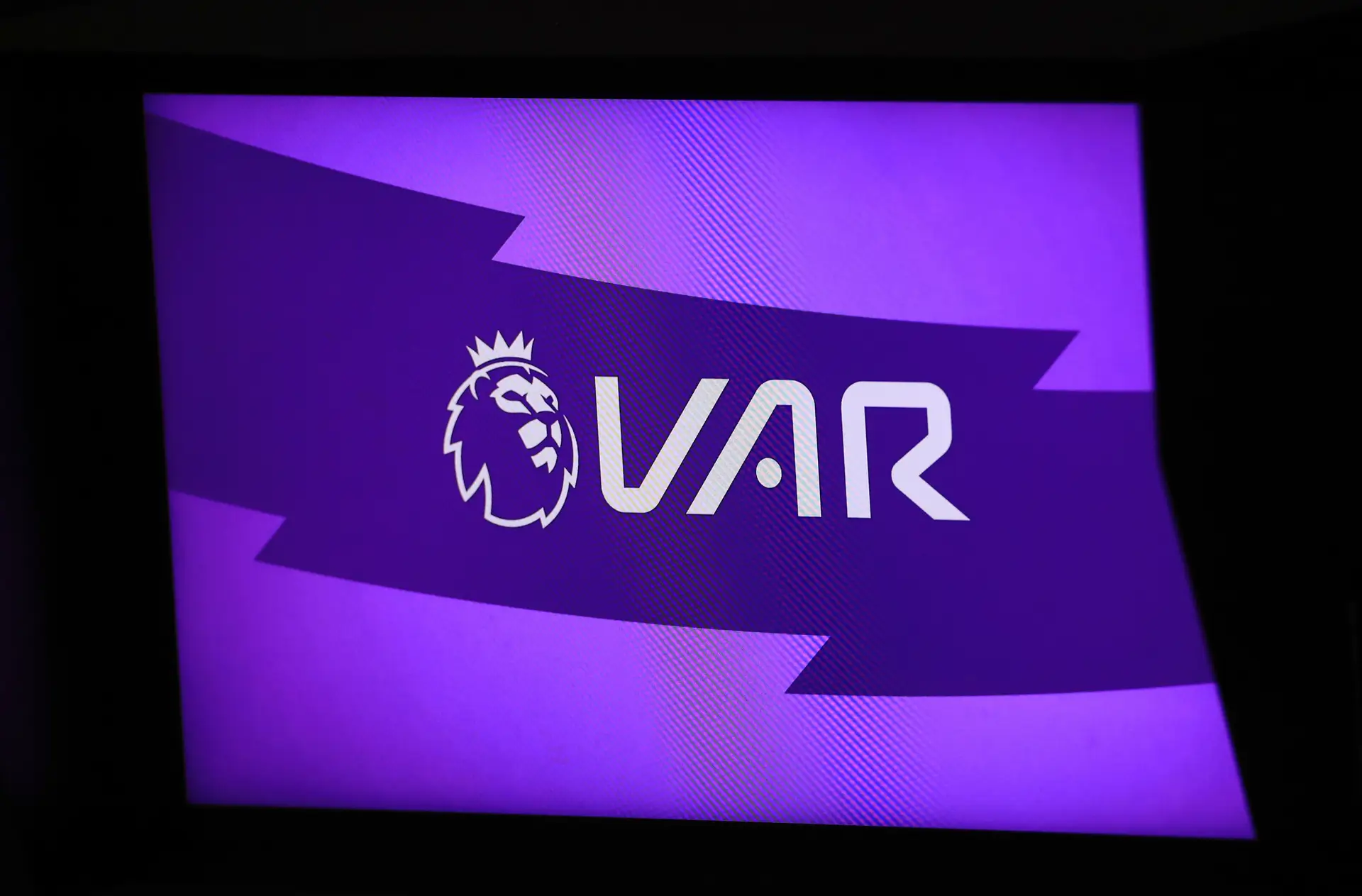 Clubes da Premier League votam esmagadoramente a favor da manutenção do VAR