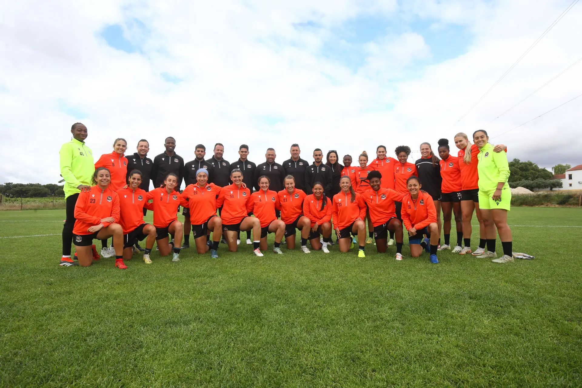 Os segredos do Racing Power, o clube apenas de futebol feminino que vai ao Jamor com a promessa de ganhar a Taça e levá-la a Gouveia e Melo