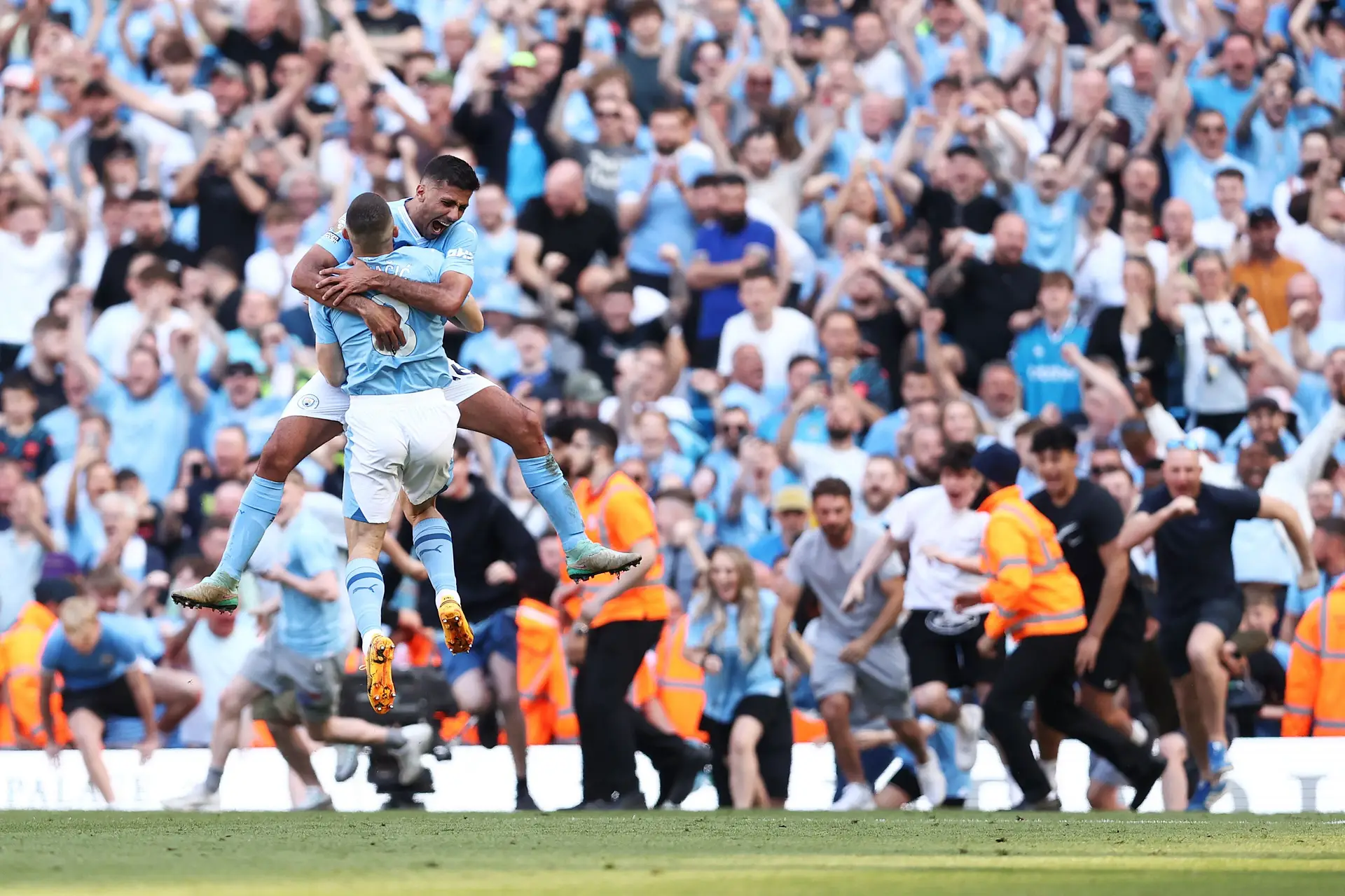 O inevitável Manchester City é novamente campeão de Inglaterra, o primeiro a fazê-lo quatro vezes seguidas