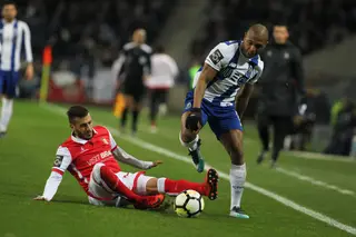 Diogo tenta travar Yacine Brahimi do FC Porto, num jogo da Liga 2017/18 
