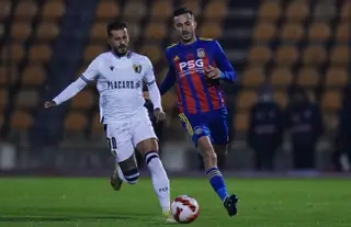 Diogo Figueiras (à esquerda) do FC Famalicão com Ricardo Rodrigues do FC Alverca em ação durante a Taça de Portugal, em 2021
