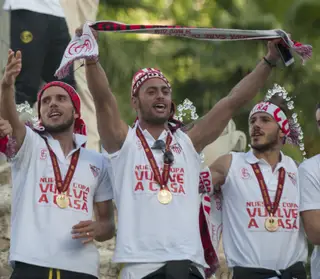 Daniel Carriço, Beto e Diogo Figueiras a festejar a Liga Europa pelo Sevilla