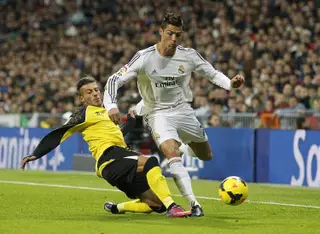 Diogo tenta roubar a bola a Ronaldo, num Real Madrid-Sevilla