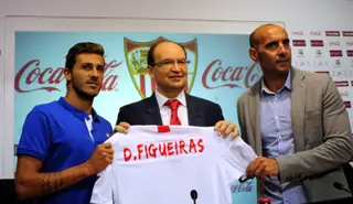 Diogo Figueiras assinou pelo Sevilla em 2013/14. Aqui com o vice-presidente Pepe Castro e o diretor-desportivo Monchi