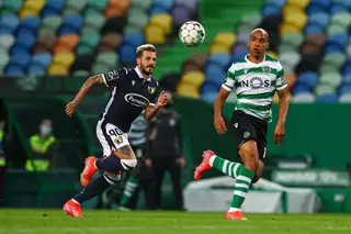 Em 2020/21, Diogo assinou pelo FC Famalicão. Aqui com João Mário (à direita) do Sporting