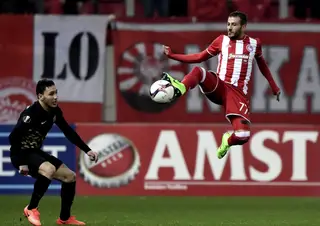 O lateral português num momento acrobático pelo Olympiakos 