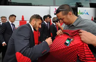 O lateral português a dar autógrafos a adeptos do Sevilla