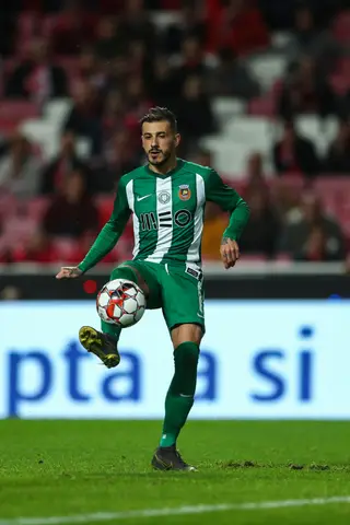 O lateral em ação pelo Rio Ave
