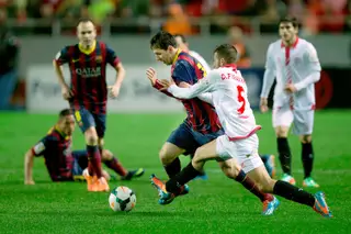 Diogo (5) tenta roubar a bola a Messi, num Sevilla-Barcelona de 2014