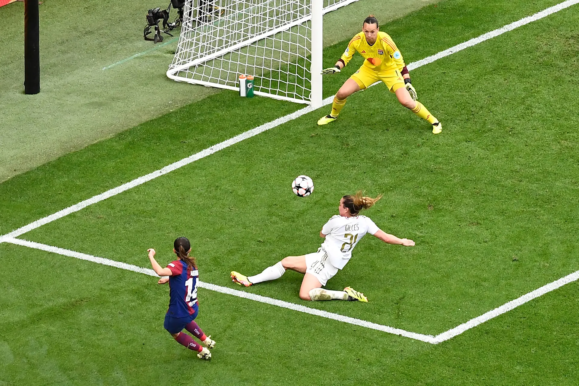 Não há nervos nem traumas que limitem Aitana Bonmatí, a feiticeira dourada que levou nova Liga dos Campeões rumo a Barcelona