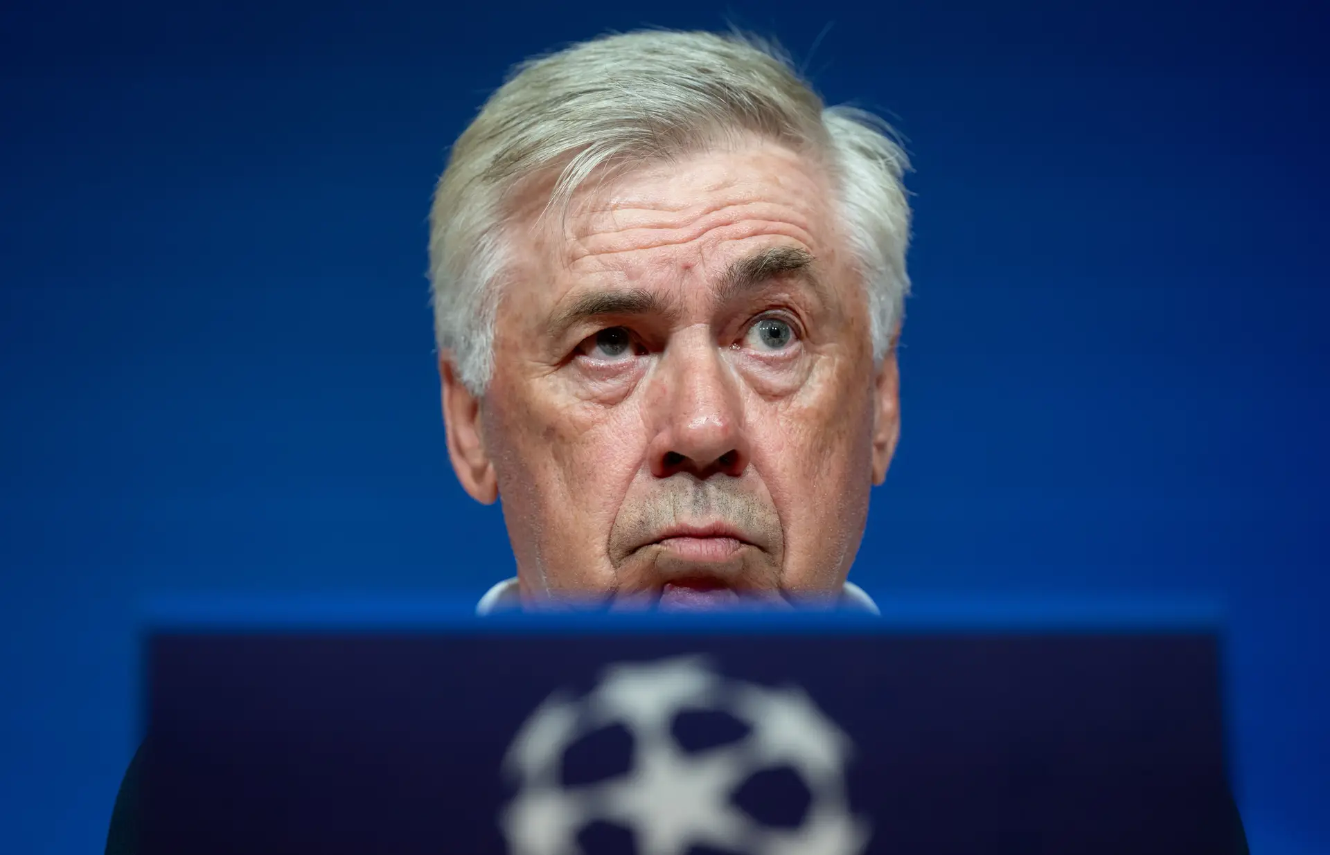 Nada temam, chegou Carlo Ancelotti, o treinador sem estilo. E ele está calmo, como sempre