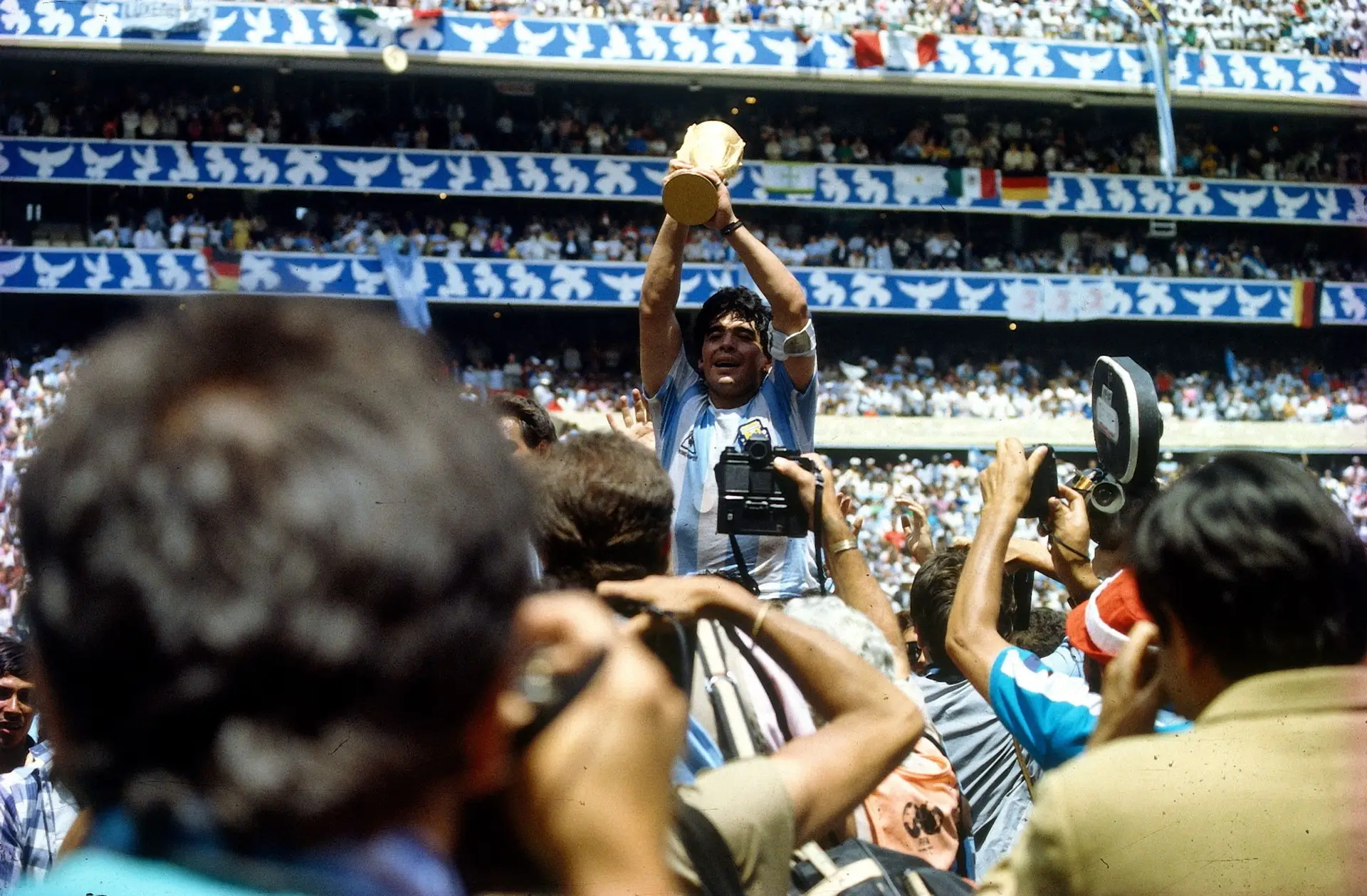 Justiça proíbe que a Bola de Ouro ganha por Maradona no Mundial de 1986 vá a leilão