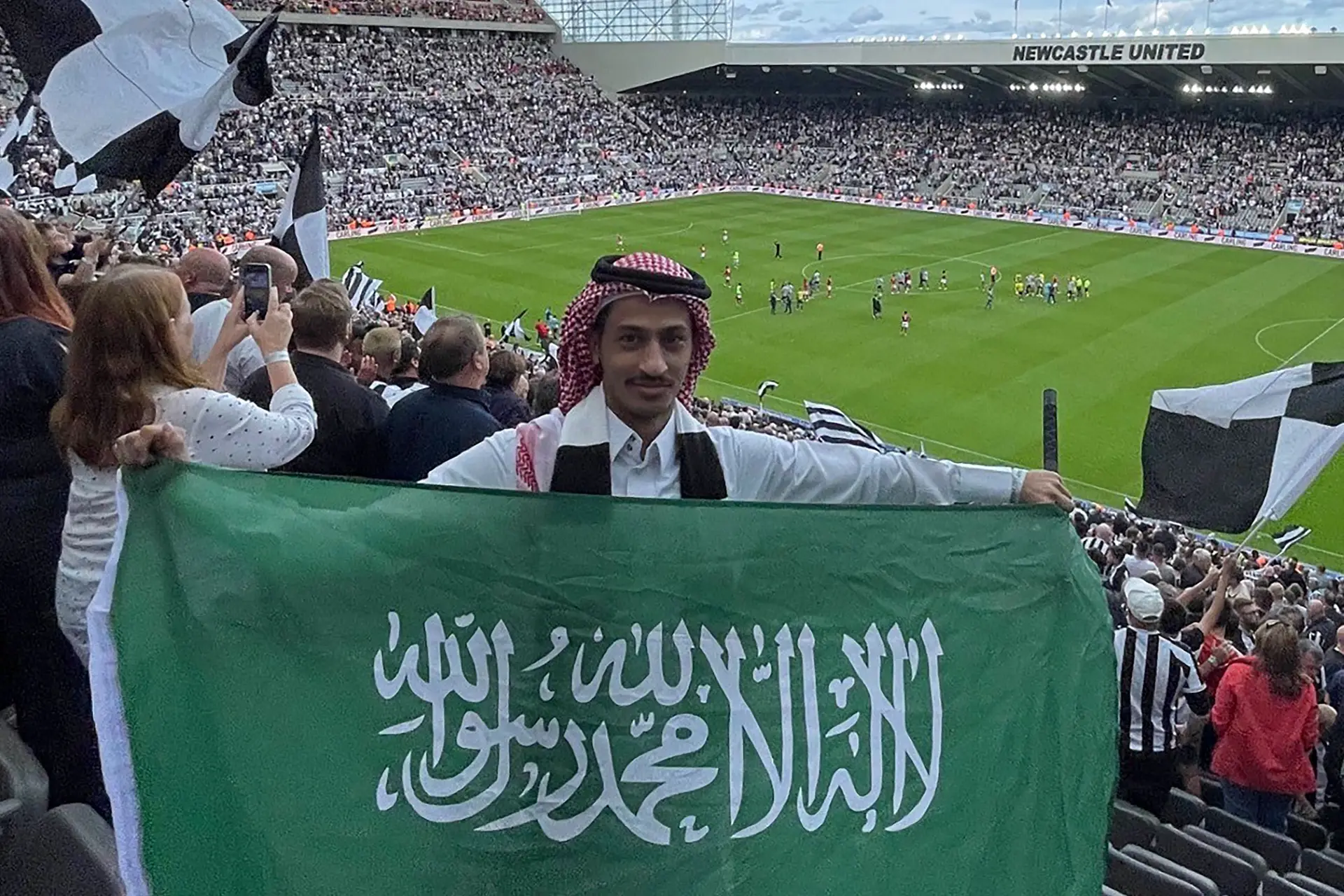 Um adepto saudita no estádio do Newcastle, clube da Premier League que foi comprado pelo Fundo Soberano da Arábia Saudita, em 2021.