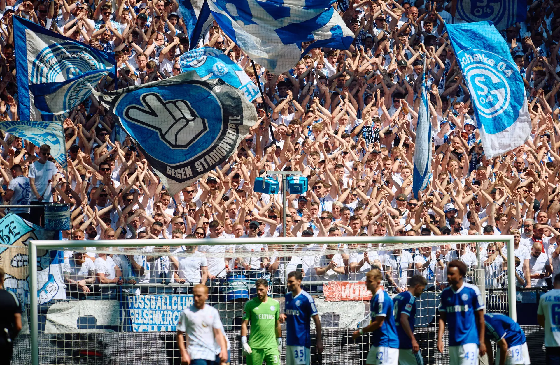 Um dos mais titulados clubes da Alemanha, o Schalke 04 está em crise, tal como a cidade de Gelsenkirchen