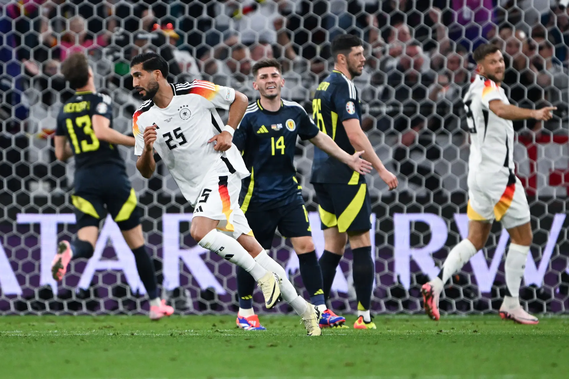Dois dias depois de ser convocado, Emre Can fechou a vitória da Alemanha no jogo inaugural do Euro contra a Escócia