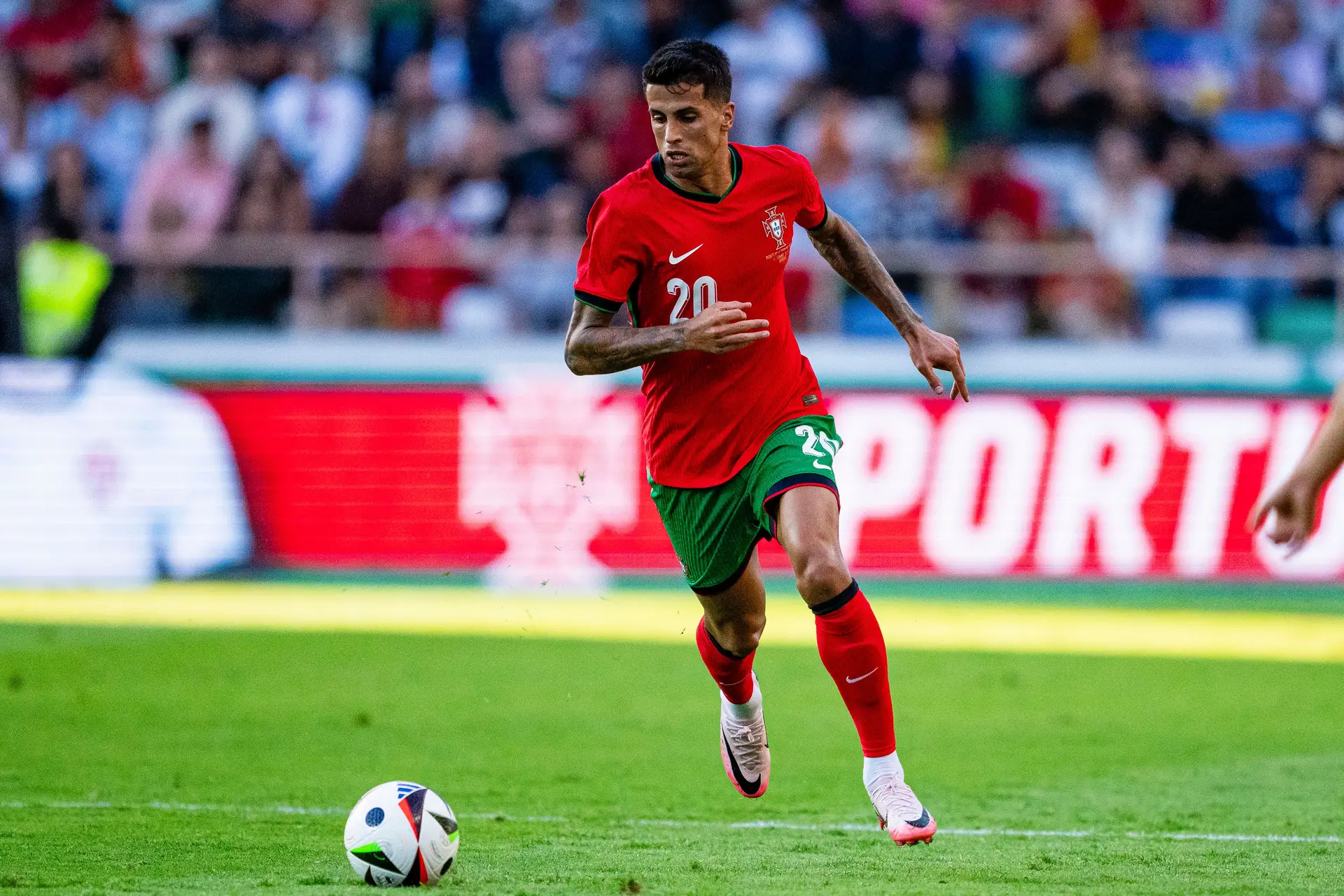 João Cancelo: “Roberto Martínez tem feito a diferença desde o momento que chegou”